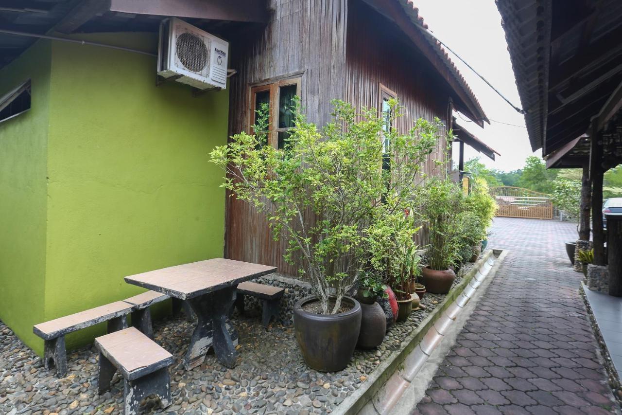Oyo 90038 Dalyla Inn Chalet Kijal Esterno foto